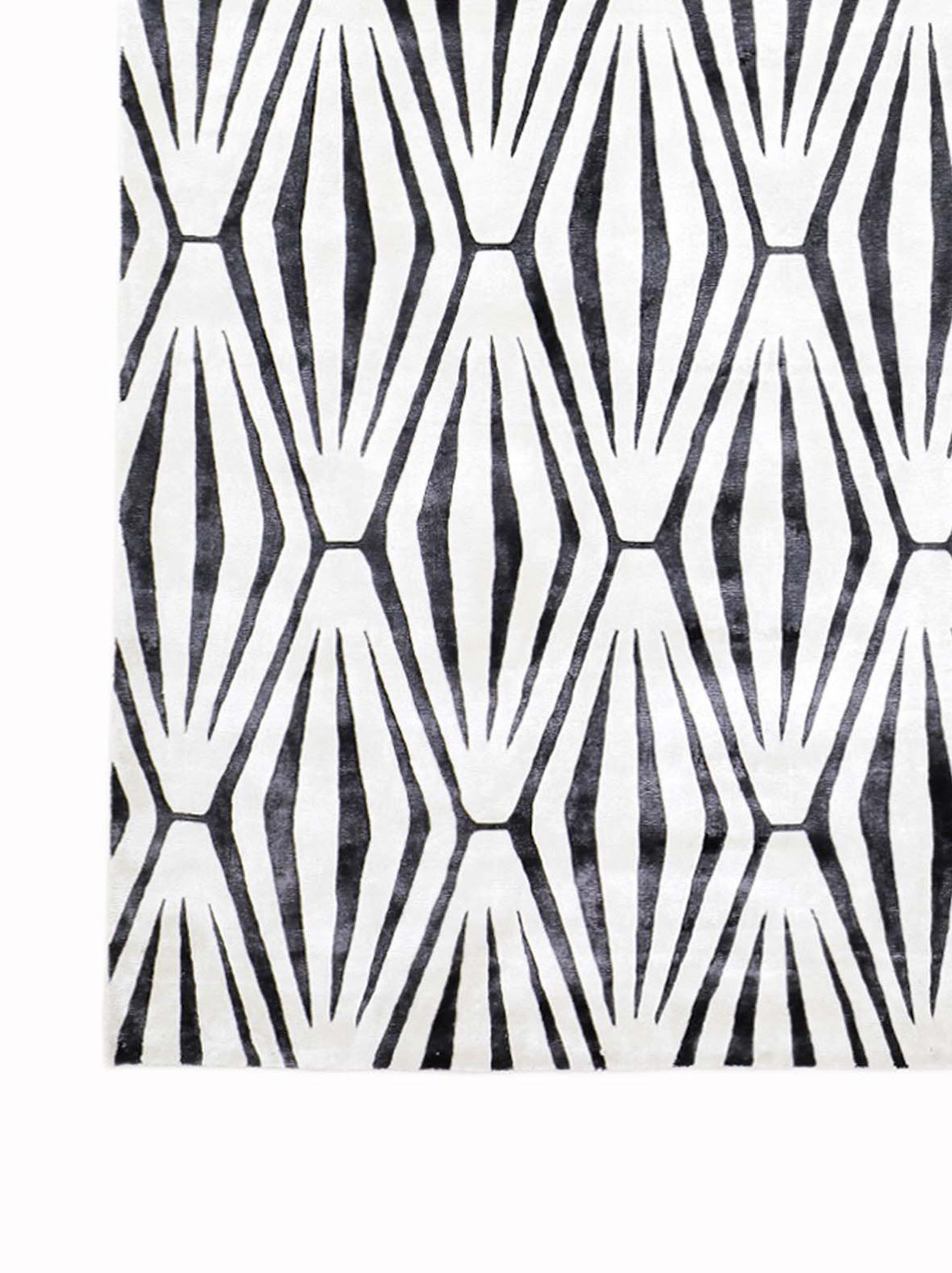 Product: Luxury Carpet | Color: Black & White | Size: 5'6" x 8'